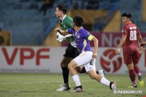 van-quyet-choi-tieu-xao-dan-mat-van-lam-trong-ngay-dau-ra-mat-v-leag