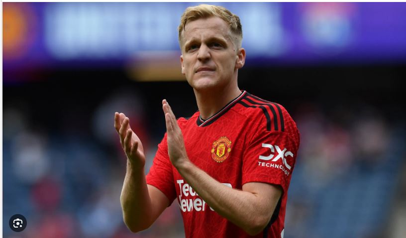 M.U chuẩn bị bán Van De Beek để dọn chỗ cho Marc Cucurella