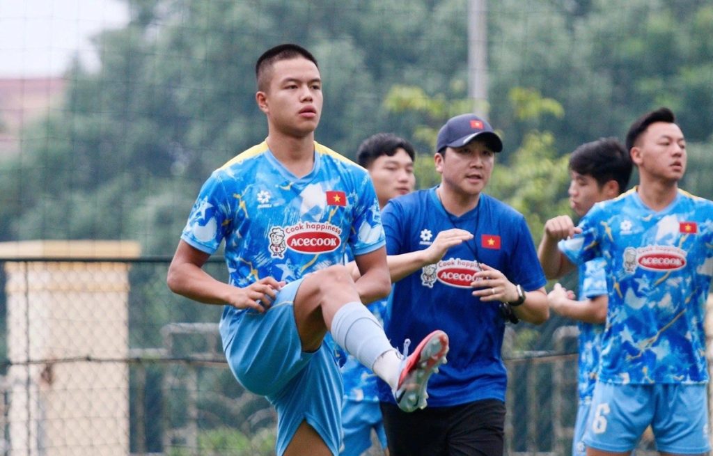 Thành Trung ăn mừng bàn thắng đầu tiên cho Ninh Bình ở V-League